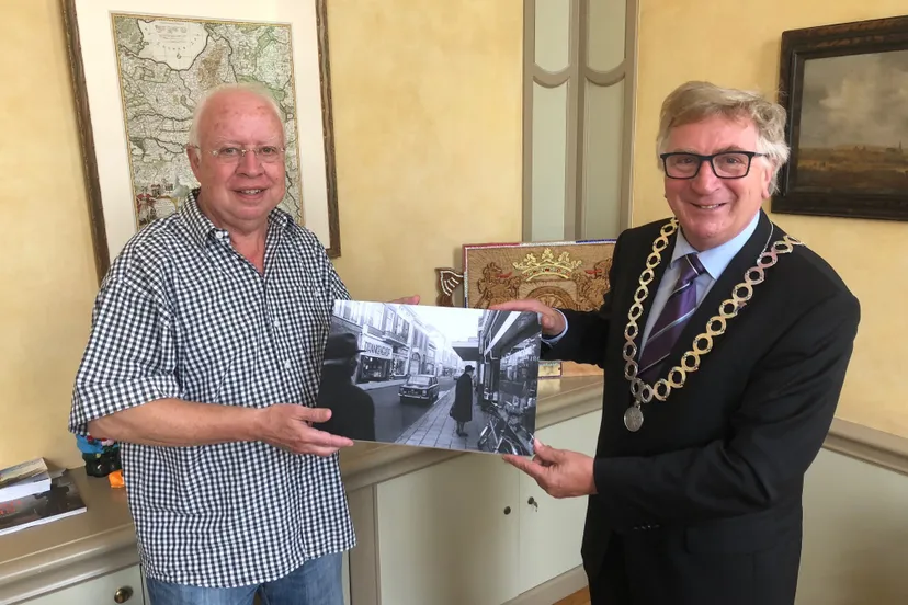 overhandiging 100000e scan van dhr kees van de graaf aan burgemeester geert van rumund