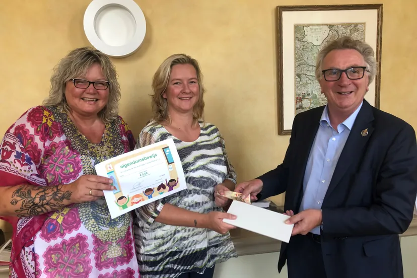 overhandiging tegel en eigendomsbewijs actie speeltuin tuindorp