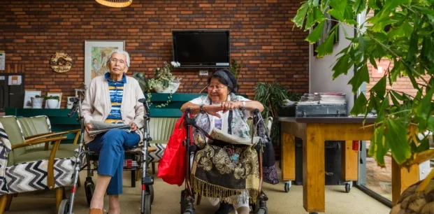 rk centrale hal twee bewoners mw dhamecourt en mw de ling rechts in de hal samen zitten 1 621x306 1