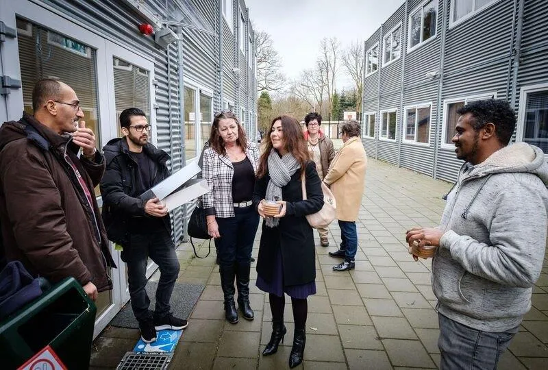 wethouder lara de brito heet vluchtelingen welkom
