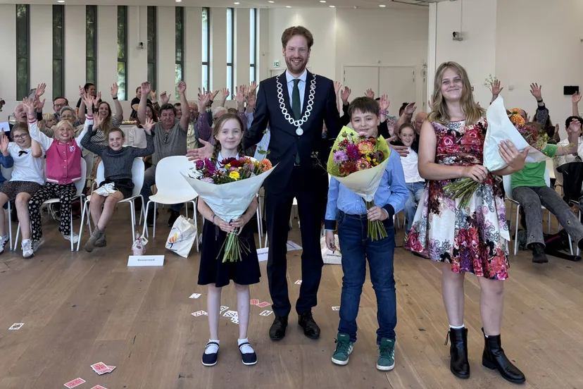 Max, Eva, Zoey en burgemeester Vermeulen installatie