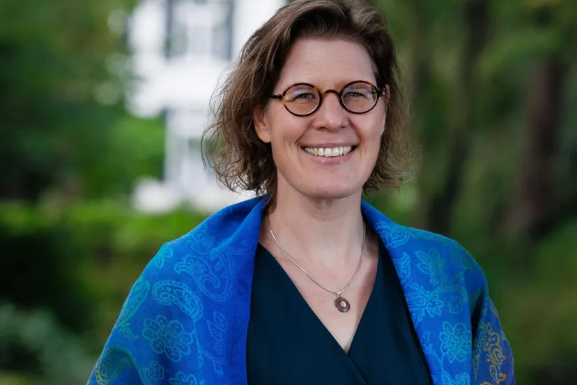 Maud-Hulshof-Portret-Wethouder-liggend