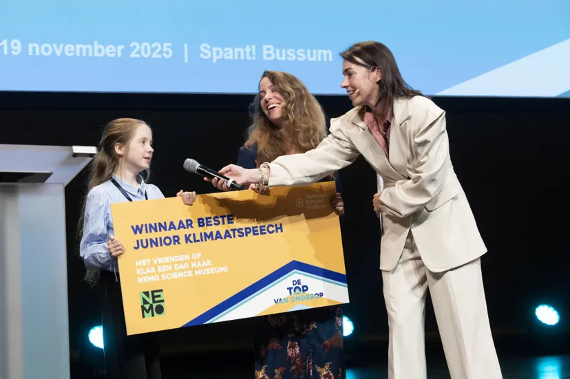 Eva - winnares Beste Junior Klimaatspeech 2025 - met juryvoorzitter Tessa van Beest en dagvoorzitter Liesbeth Staats - foto Erik Kottier