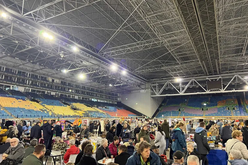 Mega Snuffelmarkt in het GelreDome .Van Aerle bv
