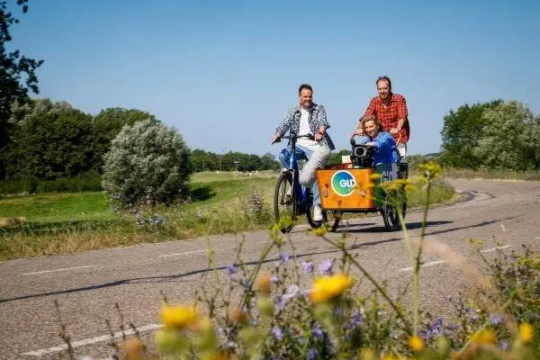 Presentatoren Frank Oosterwegel en Esther Stegeman tijdens de opnames van Rondje Gelderland