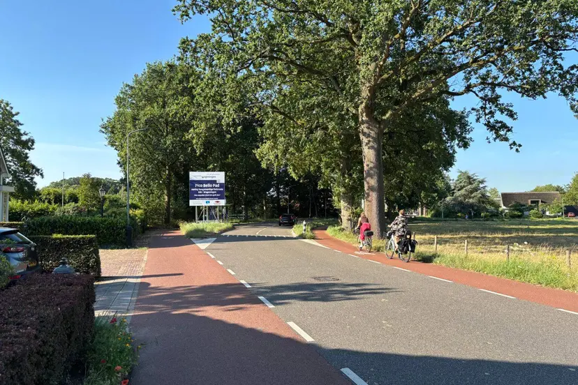 Grintweg-met-fietsers-voor-verbouwing-Pico-Bellopad-1536x1152
