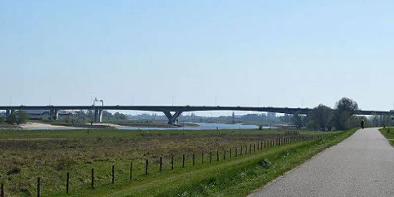 Pleijroute in Arnhem.Foto Ruud van Capelleveen. Andrej Sacharovbrug vanaf de Malburgse Bandijk