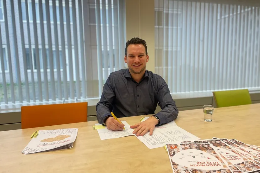 220322 wethouder rob reuvers west maas en waal ondertekening convenant bibliotheekwerk 2023 2026 1