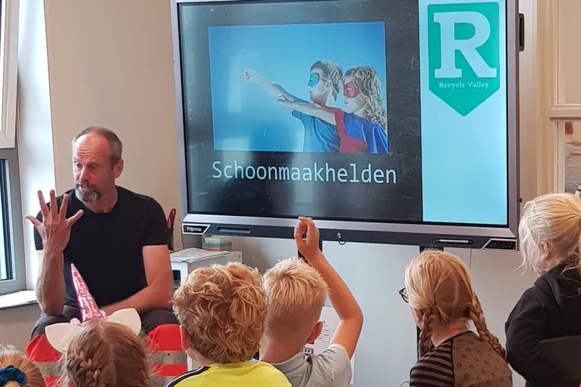 arnout schaap van recycle valley geeft een gastles over zwerfafval e1599717483246