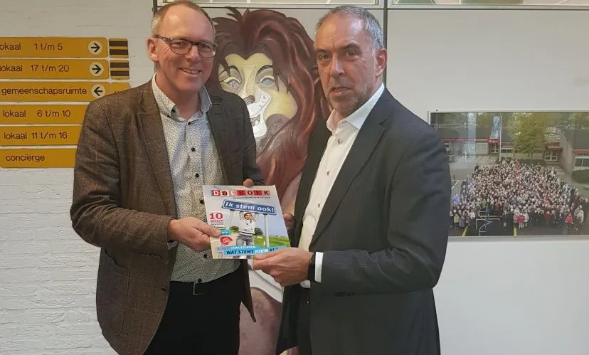 eerste exemplaar doeboek gemeenteraadsverkiezingen uitgereikt