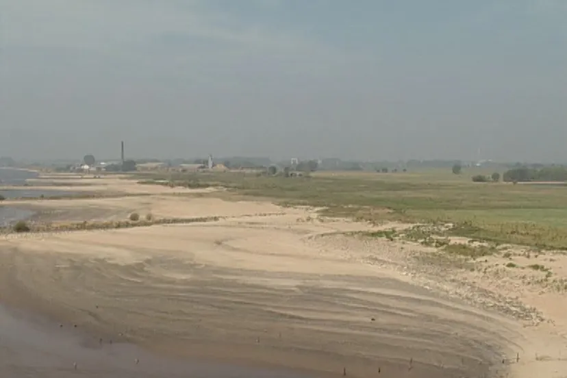 extreem laag water in 2002 waal