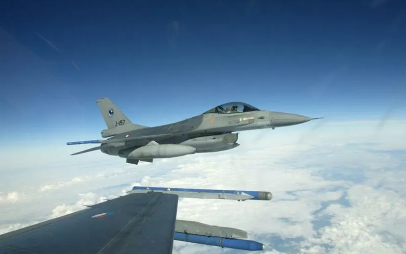 f 16 boven de wolken 915x518 1