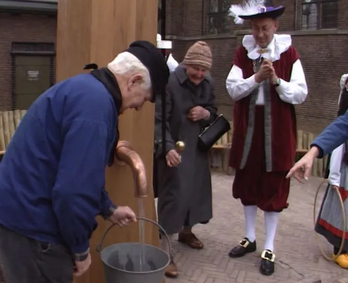 foto jos kruisbergen opening dorpspomp heerewaarden