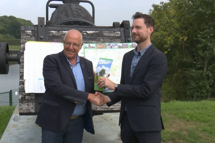 jurrien van de veer l overhandigt het eerste exemplaar aan de west maas en waalse wethouder sander bos 1