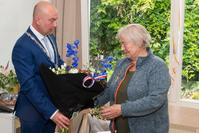 koninklijke onderscheiding voor mevrouw warlam uit wamel