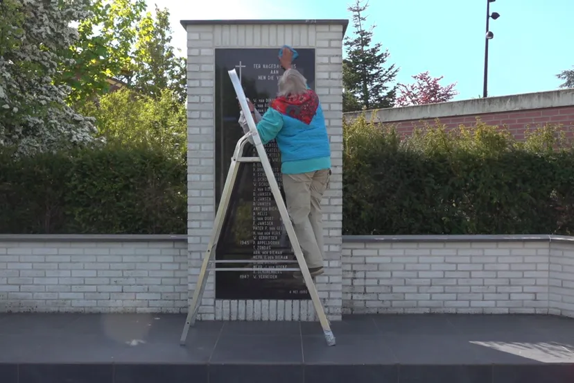 mieke maakt monument schoon