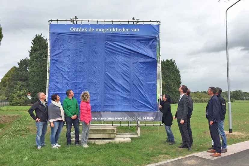 onthulling bord lageweg met optienemers kopers
