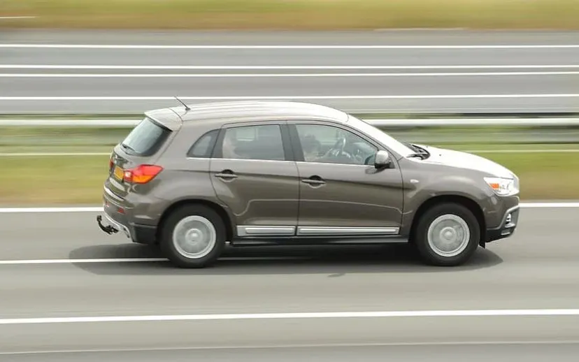 speeding car car traffic transportation 915x518 1