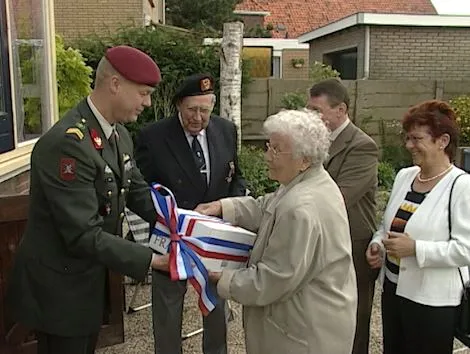 stoottroepers overhandigen wijn aan mev kersten