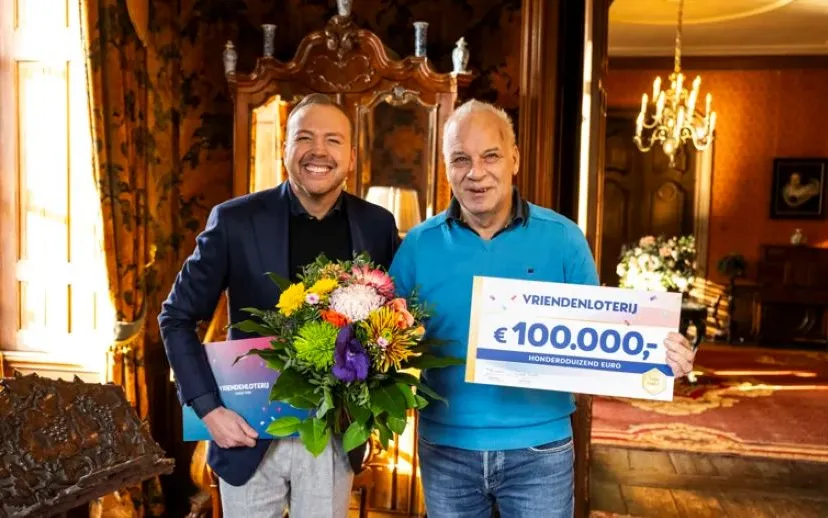 vriendenloterij ambassadeur jamai loman reikt cheque uit aan guus