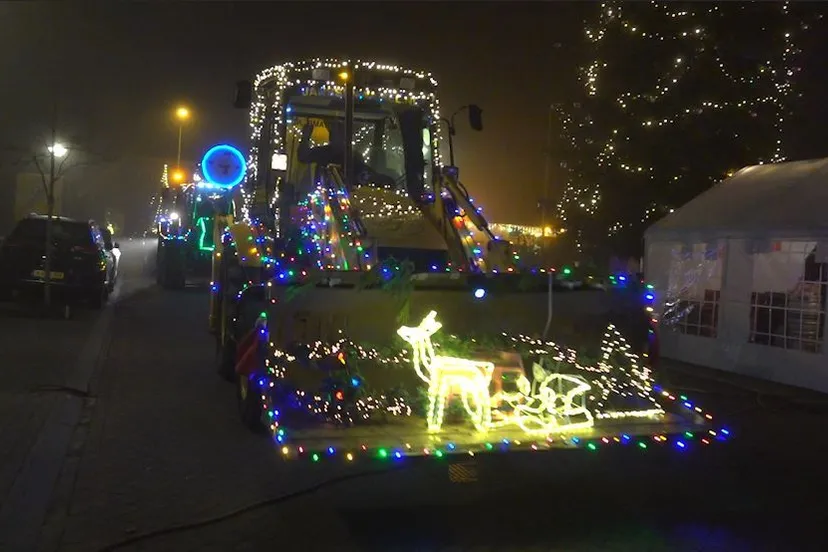 pers verlichte optocht tractoren