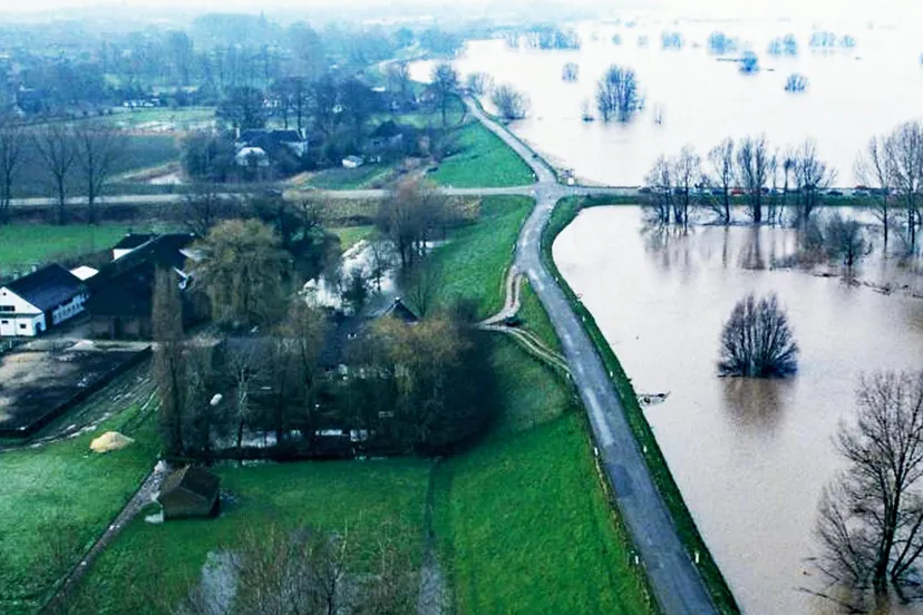 1995 dijk boven leeuwen