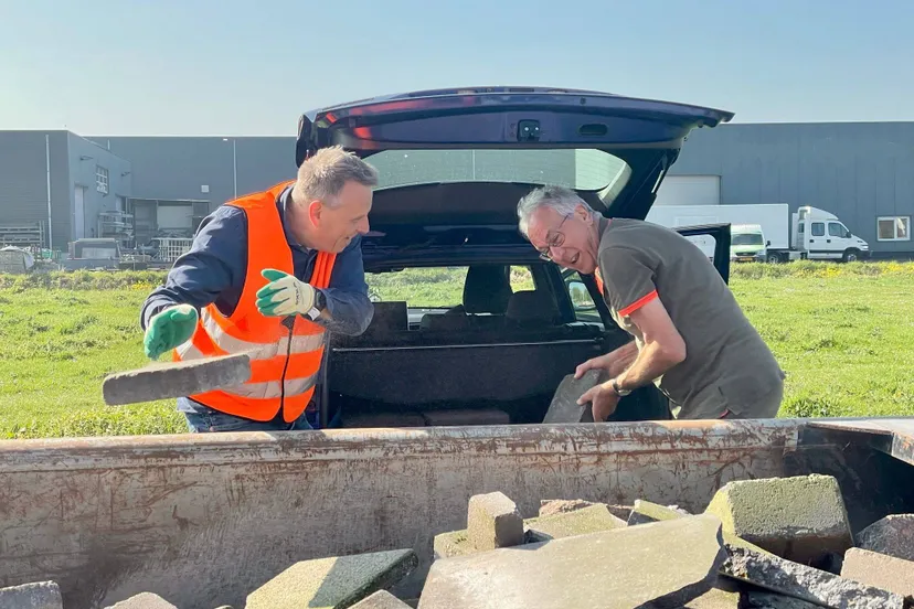 wethouder evert jan slootweg helpt bij de tegelactie