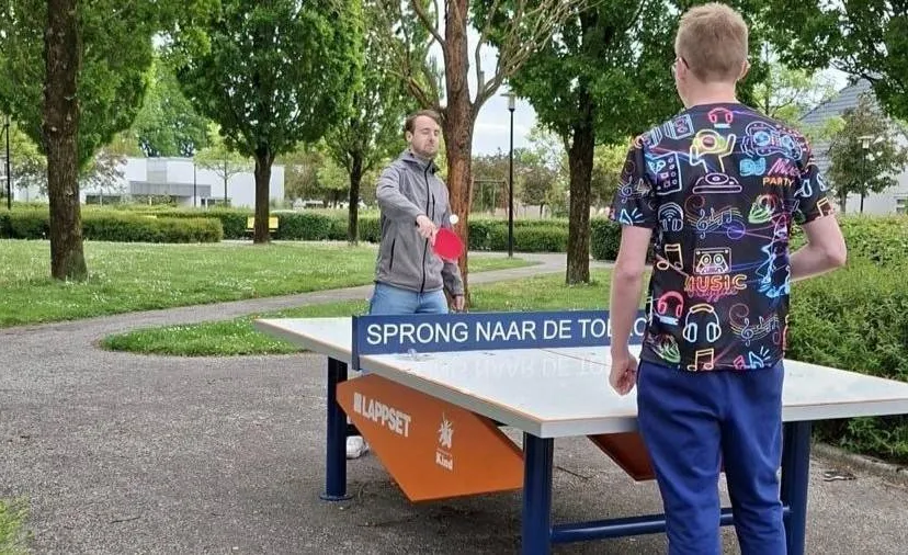 Foto Tafeltennistafel Stichting van het Kind op woonzorgpark De Boldershof dd 11-5-26 - kopie