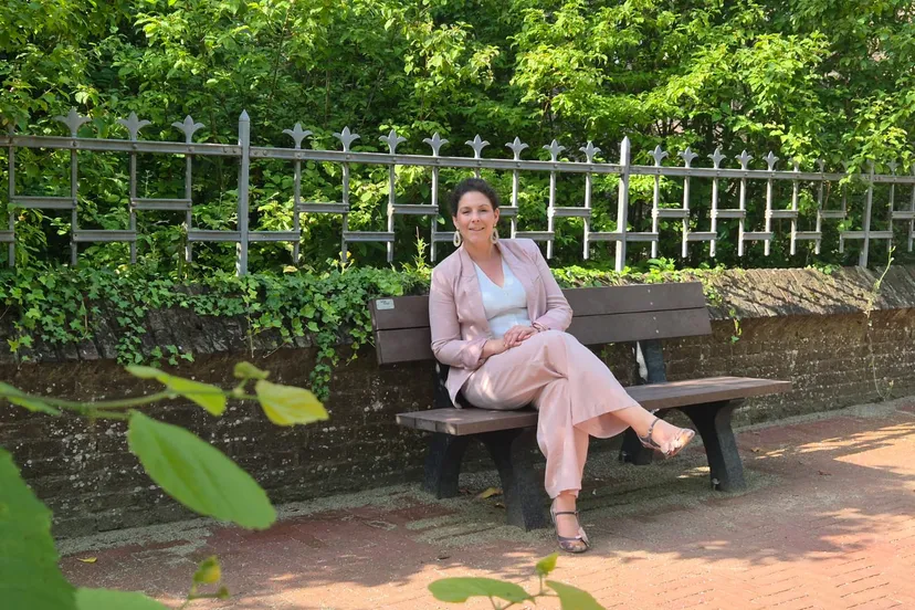 Wethouder Marieke van den Boom op een van de duurzame bankjes in Wamel
