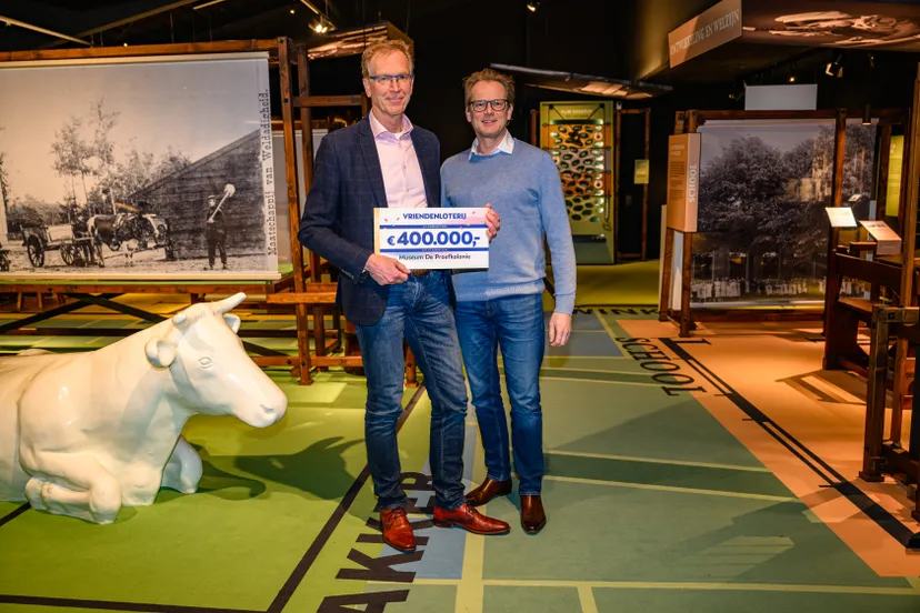 museum de proefkolonie ontvangt een schenking van 400000 euro uit handen van jeroen branderhorst van de vriendenloterij