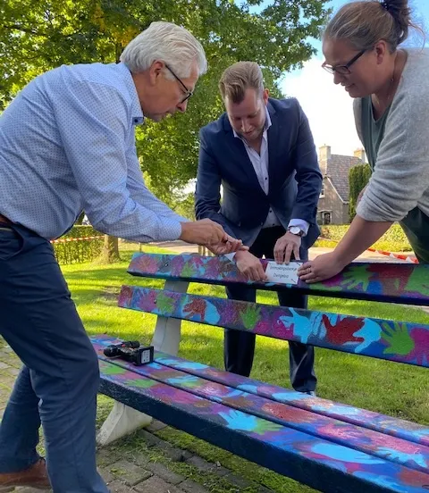 onthulling ontmoetingsbankje en presentatie cultuurgids