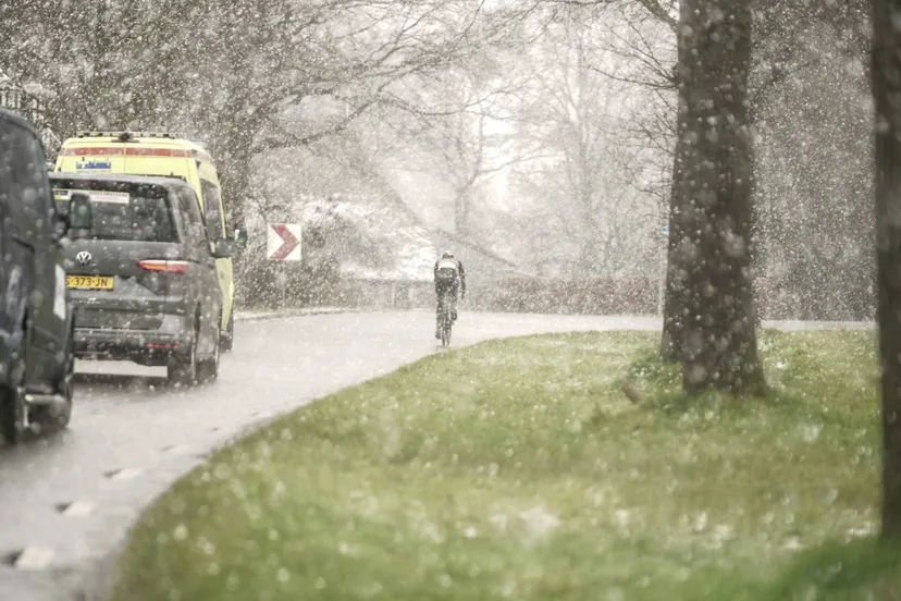 dr ronde van beeld van vorig jaar eenzame fietser in een sneeuwjacht foto ronde van drenthe
