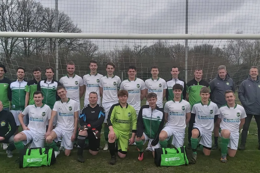 old forward nieuw tenue