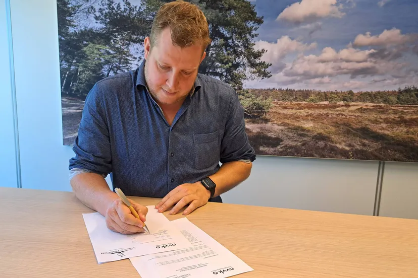 wes wethouder jacob boonstra tekent convenant lokale overheid