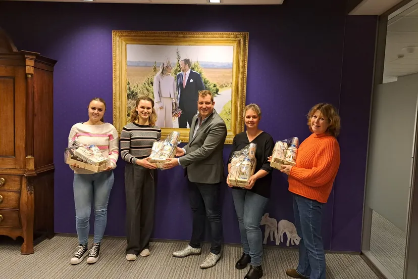 wes wethouder boonstra overhandigt kado aan winnende deelnemers enquete visie op toerisme