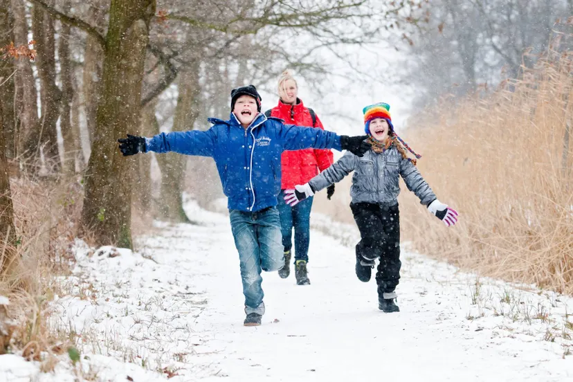 DWInSpelende kinderen in sneeuw Janko van Beek