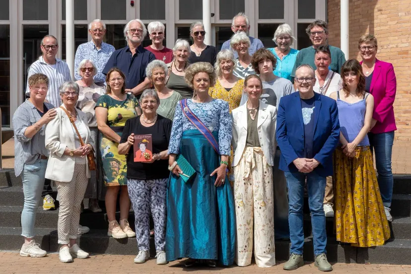 Huus Taol boekpresentatie koningin foto Gerrit Boer
