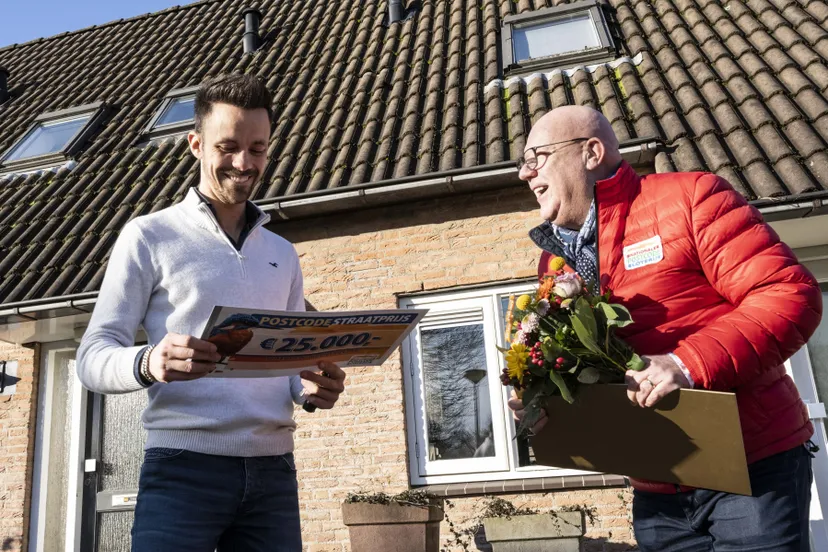 1920 sjoerduitwijchenontvangteenchequevan25000eurovanpostcodeloterij ambassadeurgastonstarreveld