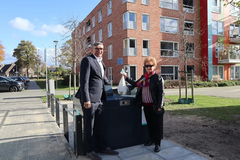 20211101 wethouder en inwoner openen luiercontainer wijchen
