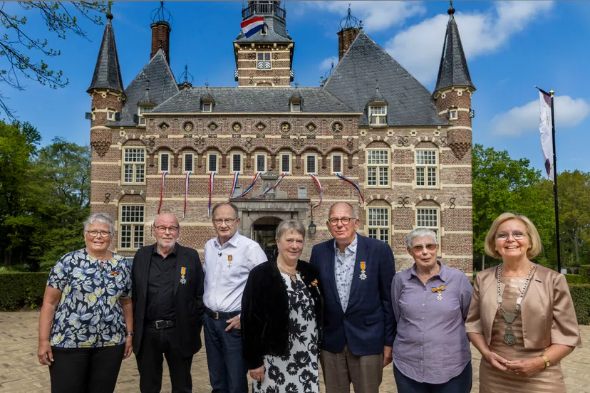 2022 groepsfoto gedecoreerden met burgmeester m van beek fotografie broer van den boom