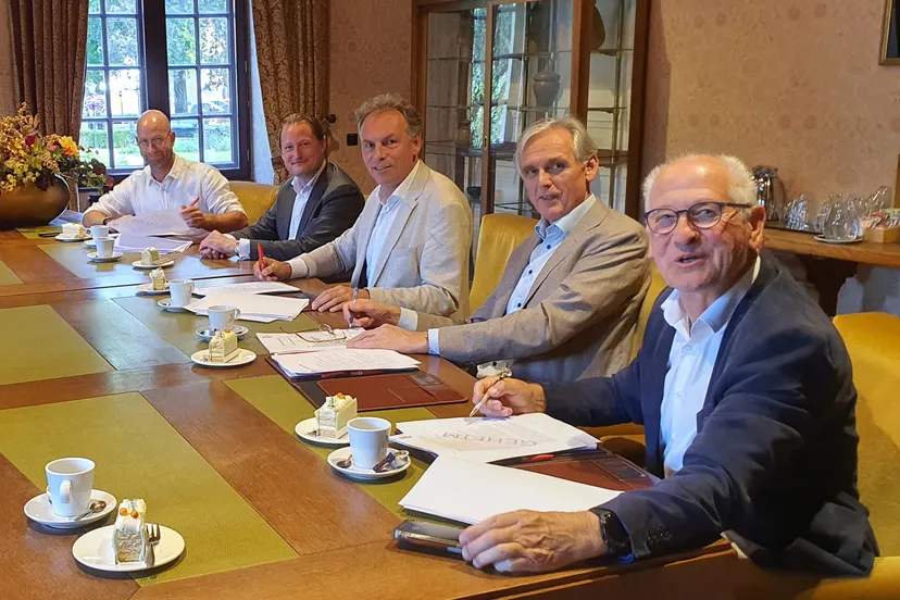 230718 foto ondertekening aok