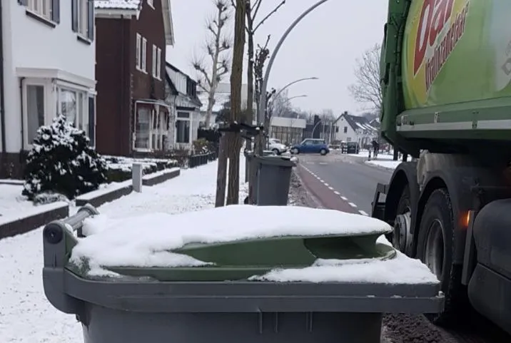 afvalinzameling in de winter vierkant fotor
