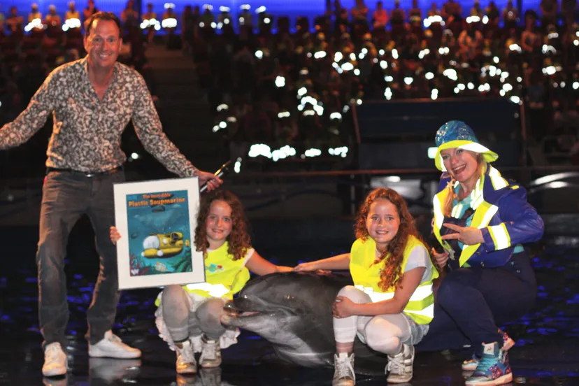 beestenbende plastic soep met vliegende stofzuiger