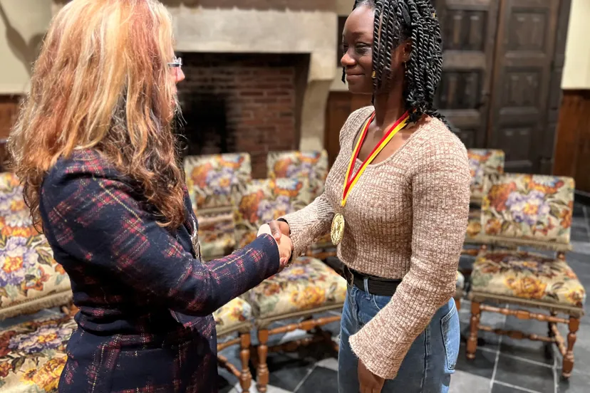 burgemeester helmer feliciteert soumaiya in trouwzaal kasteel wijchen