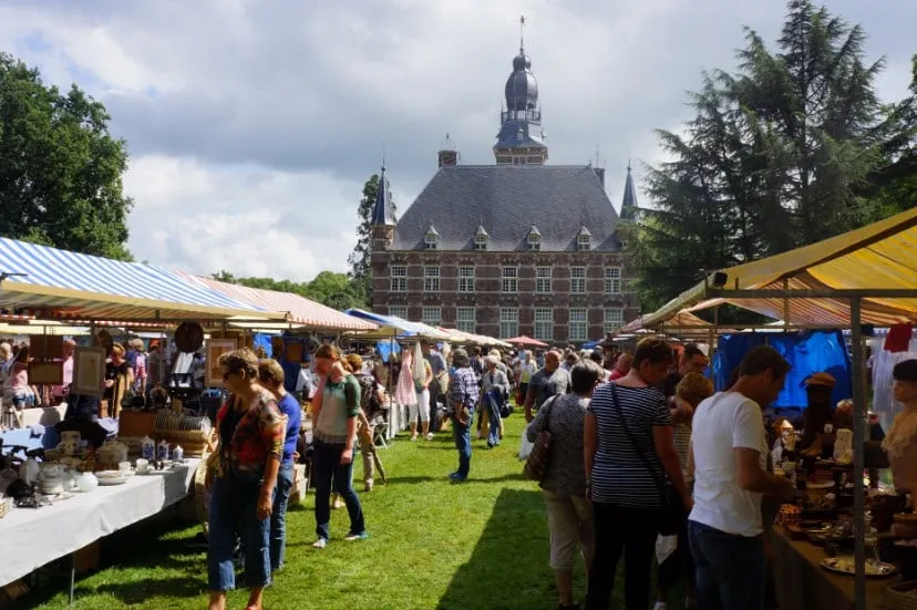 curiosa en brocante markt