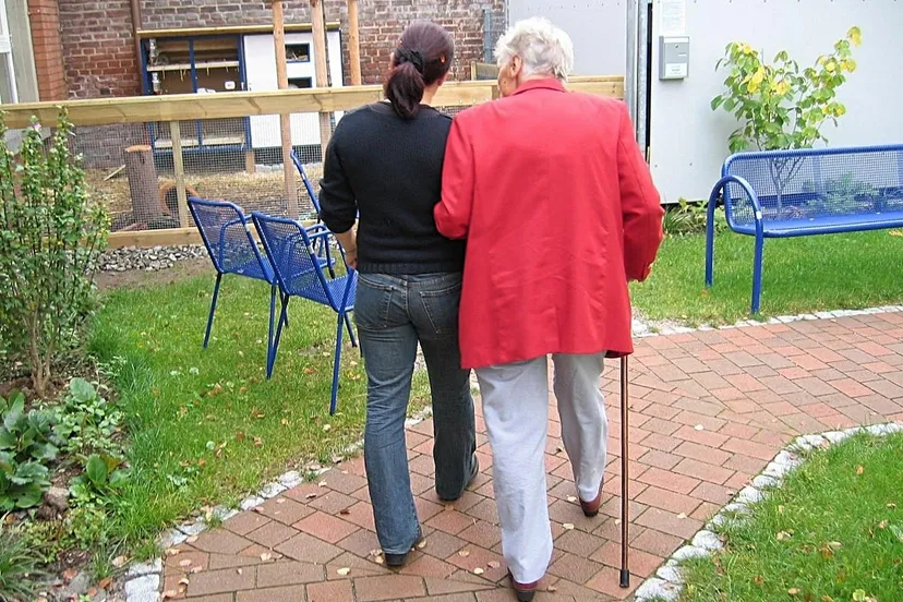 dependent 441408 1280