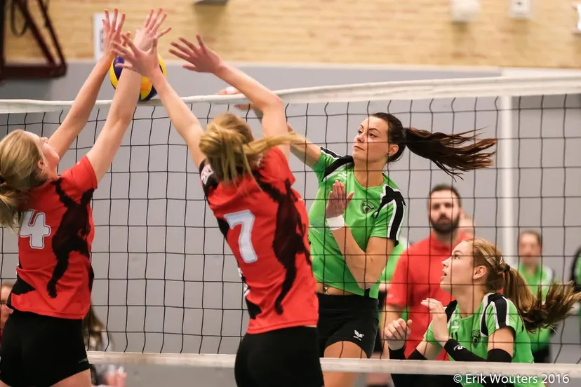 elkie jaspers probeert door het blok van activia te slaan wouter jansen en sarah van aalen kijken hoopvol toe