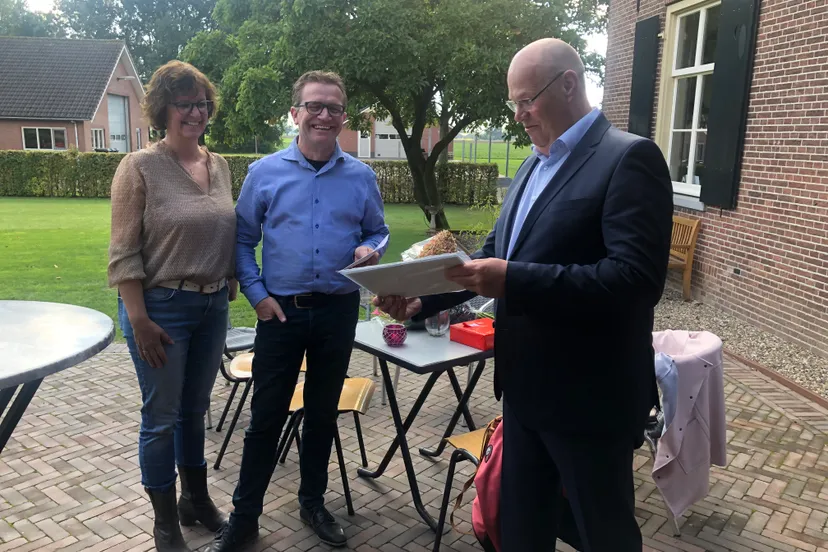 familie hendriks ontvangt monumentenprijs 2021 uit handen van wethouder twan van bronkhorst