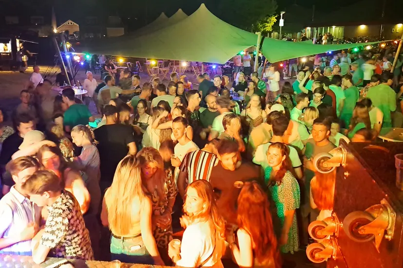 feestavond hernenfest druk bezocht klein formaat