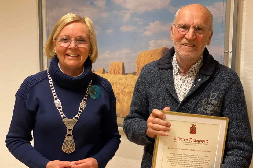 foto burgemeester marijke van beek en ad van tilborg met oorkonde